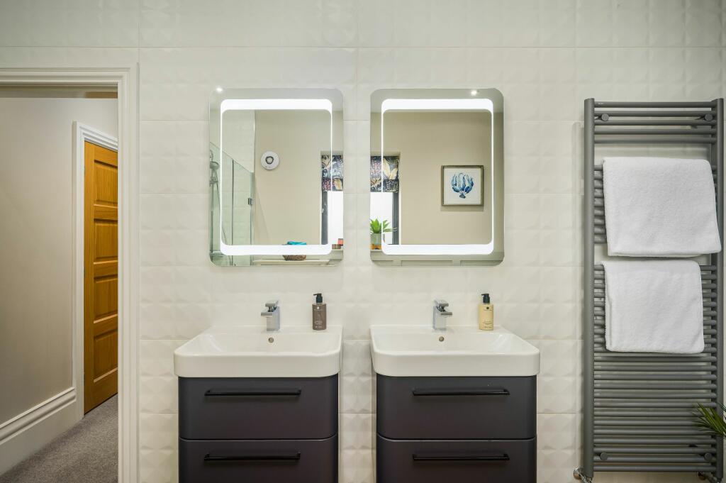 Master bedroom En-suite