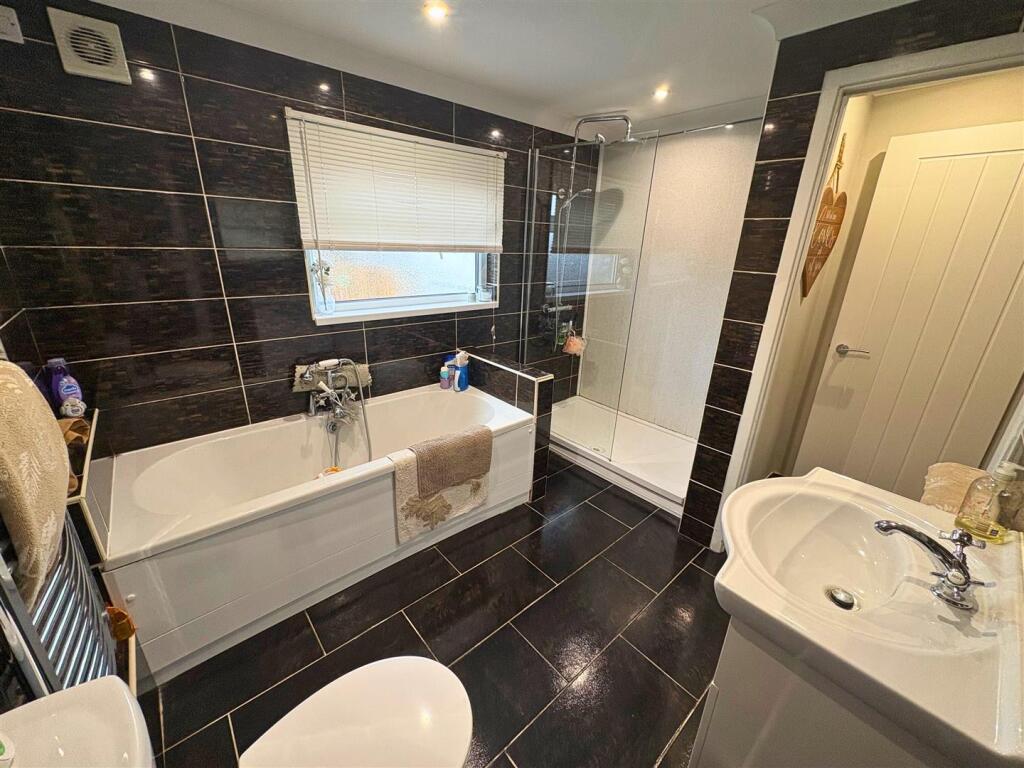 Bathroom d (edit).jpg