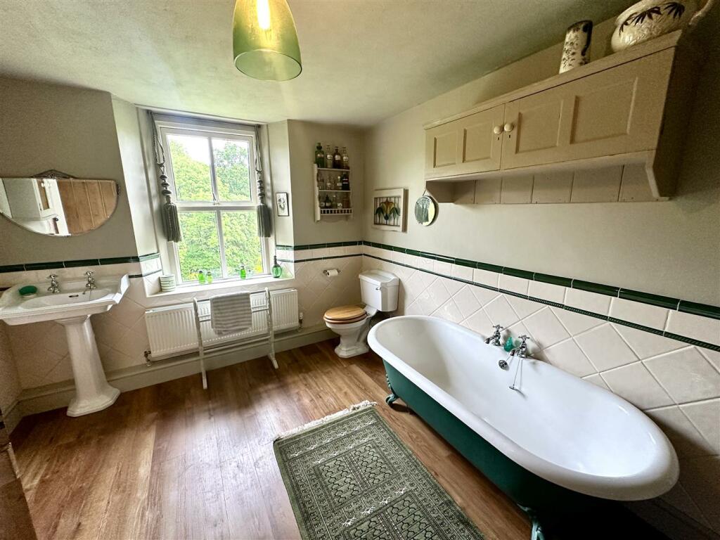PRINCIPAL BATHROOM