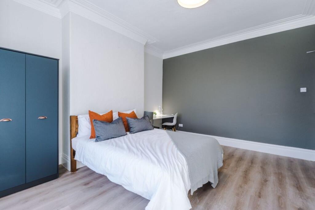 77DR - Bedroom
