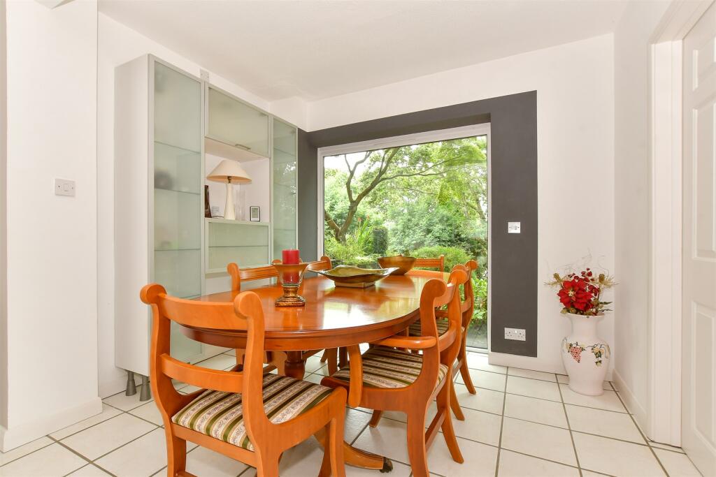 Kitchen/ Dining Room