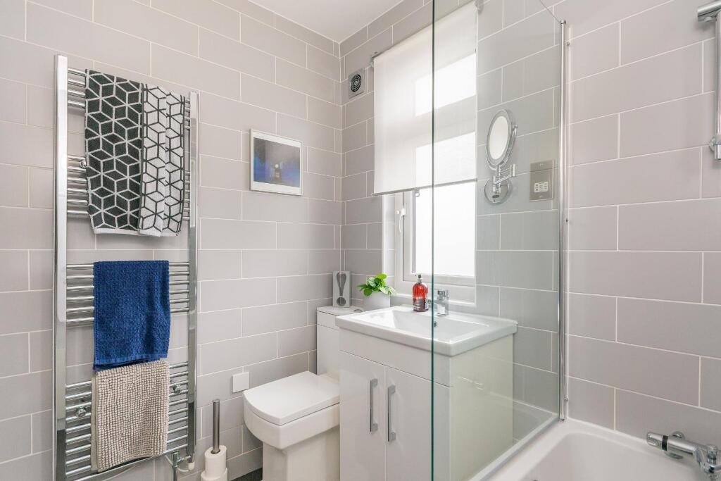 0J7ABN - Bathroom A.jpg