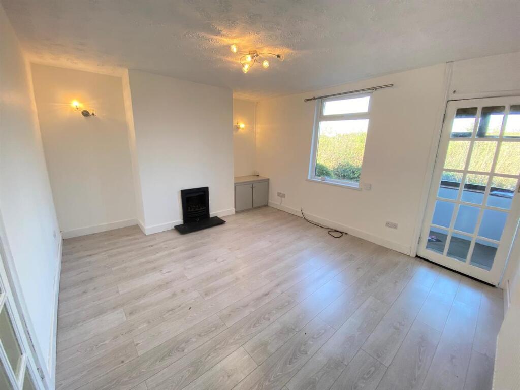 LIVING ROOM.jpg
