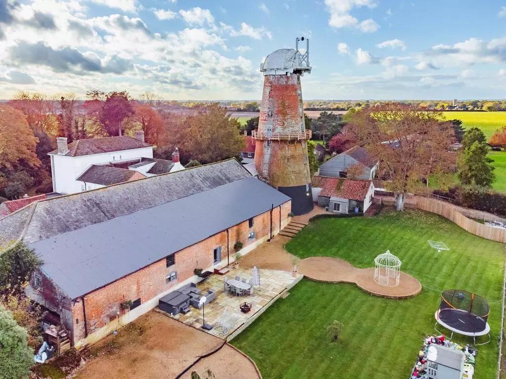 The Granary/Holiday Let &amp; Windmill