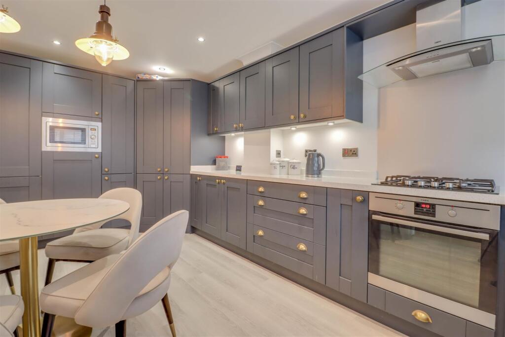 4ROCHFORD CLOSE INSIDE-4.jpg