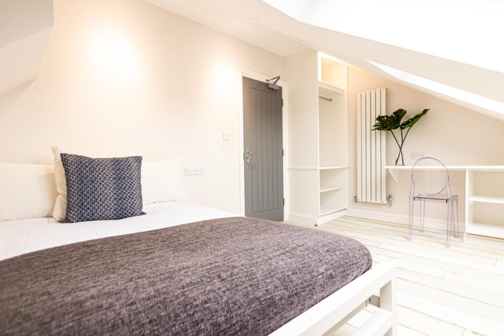 83TR Bedroom