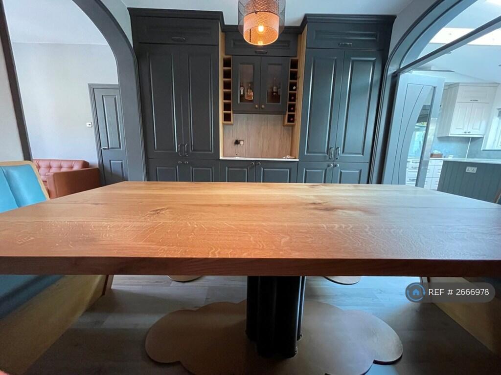 Dining Room (2/2) (Shared)