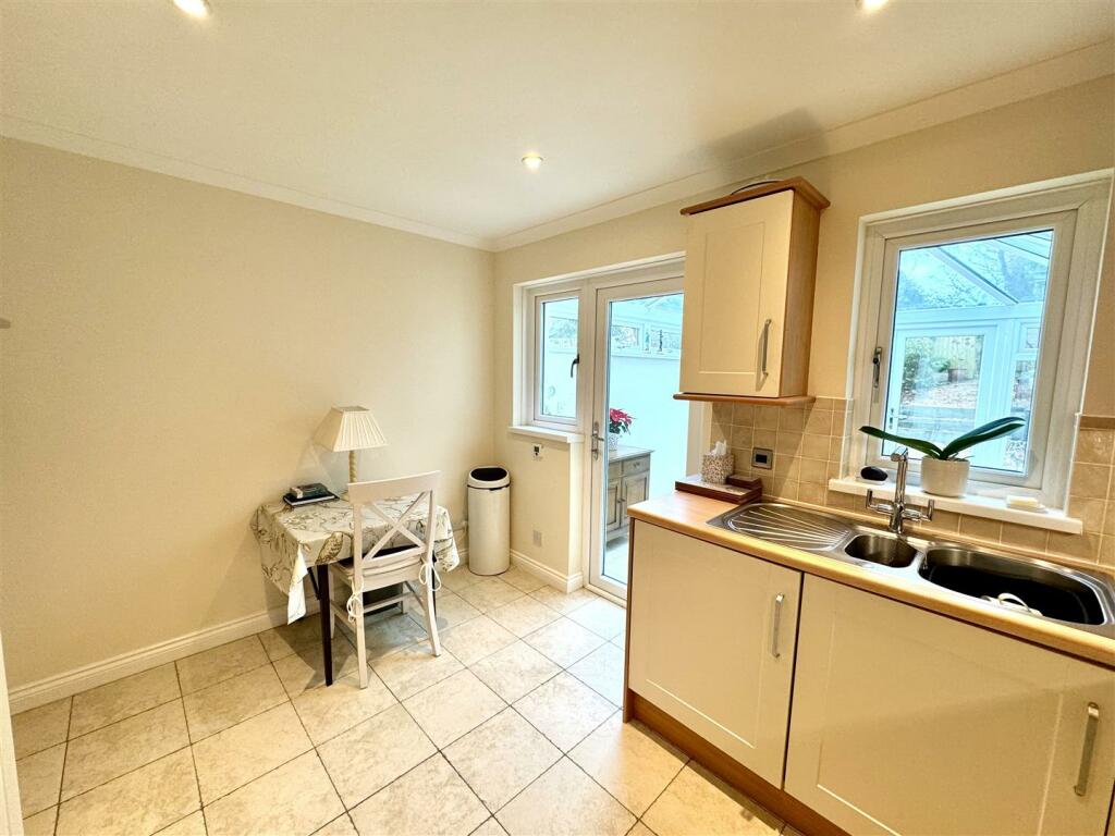 KITCHEN/BREAKFAST ROOM