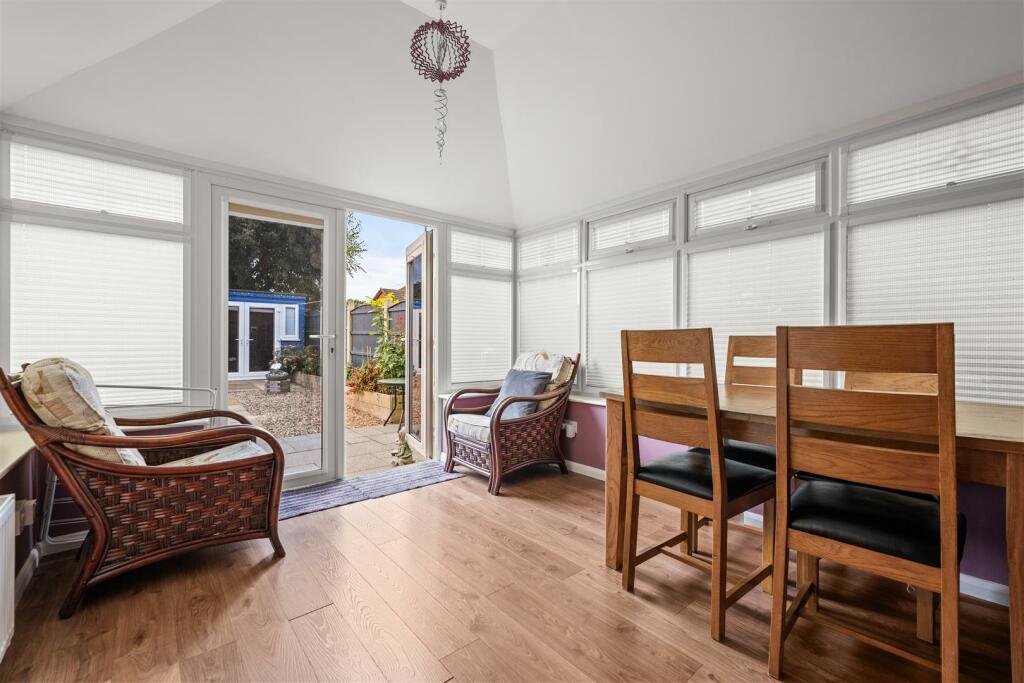 2 St James Close-10.jpg