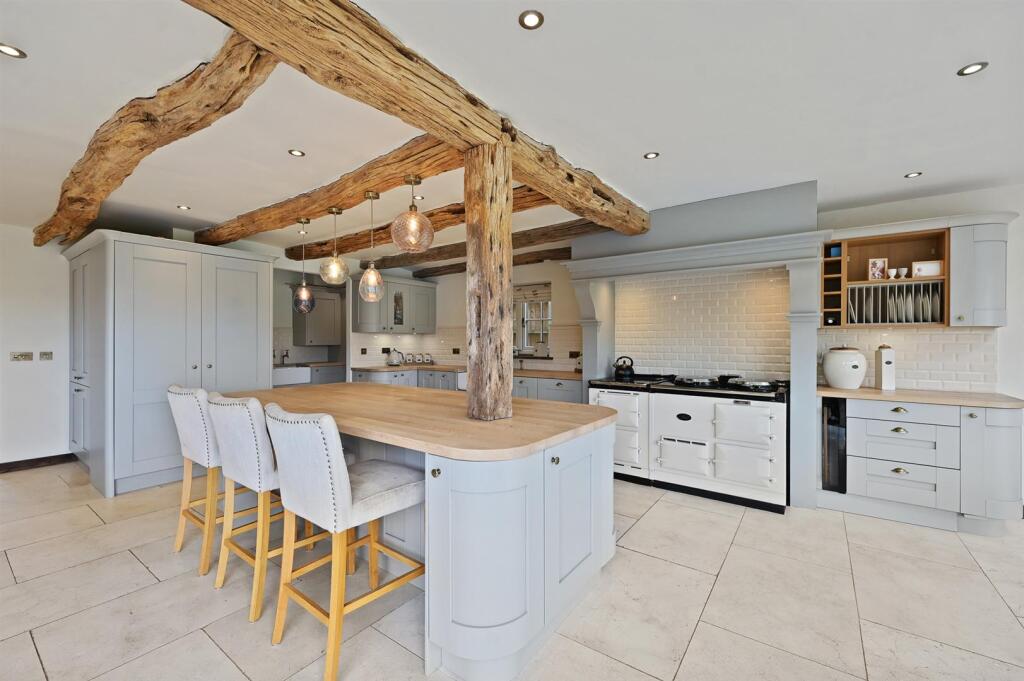 Kitchen (2).jpg