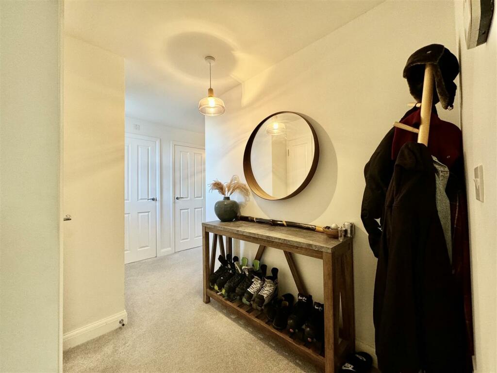 ENTRANCE HALLWAY (2)
