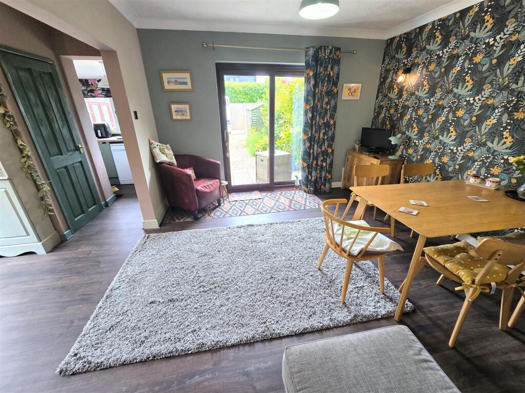 Sitting Room/Dining Room