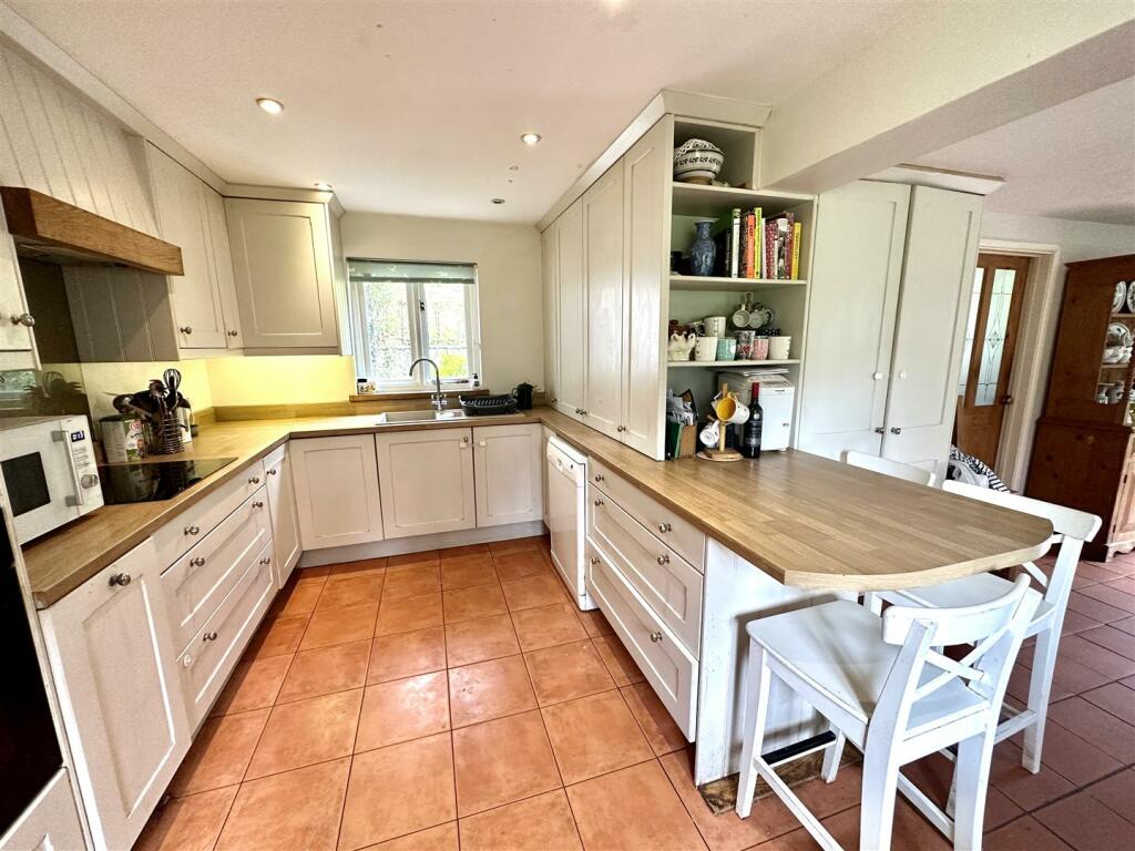 KITCHEN/BREAKFAST ROOM