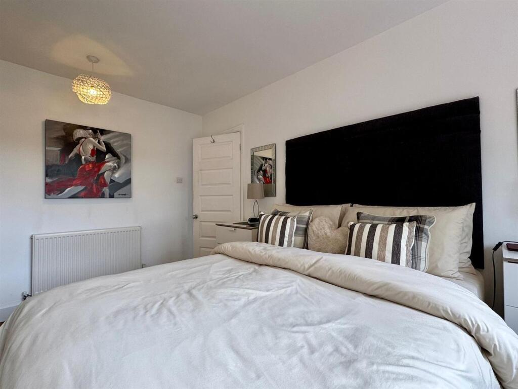 Bedroom 1 (2).jpg