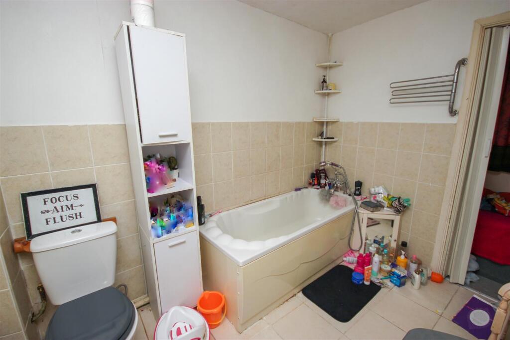 bathroom..jpg