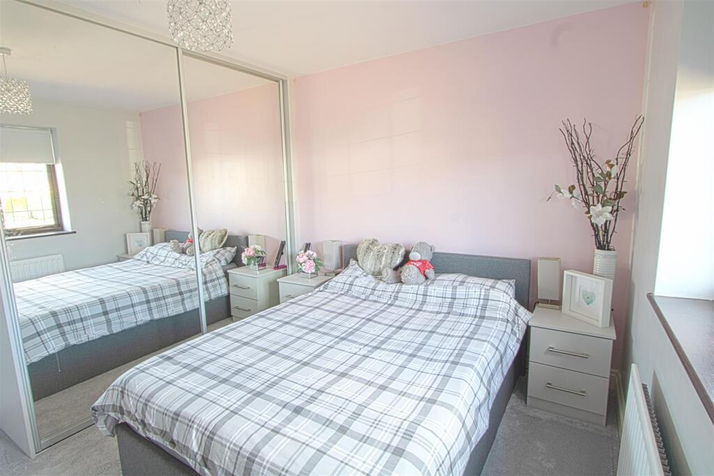 FRONT R BED 2 .jpg