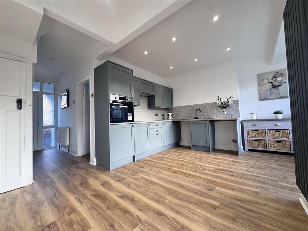 Open plan kitchen / dining