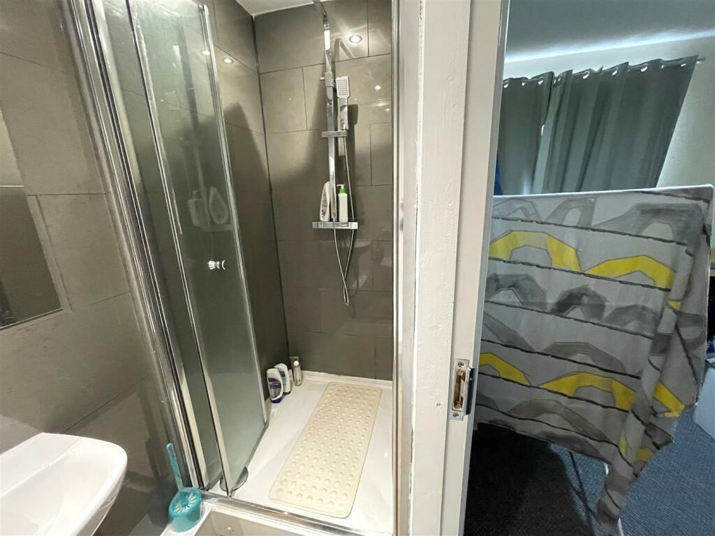 First Floor Bedroom En-Suite