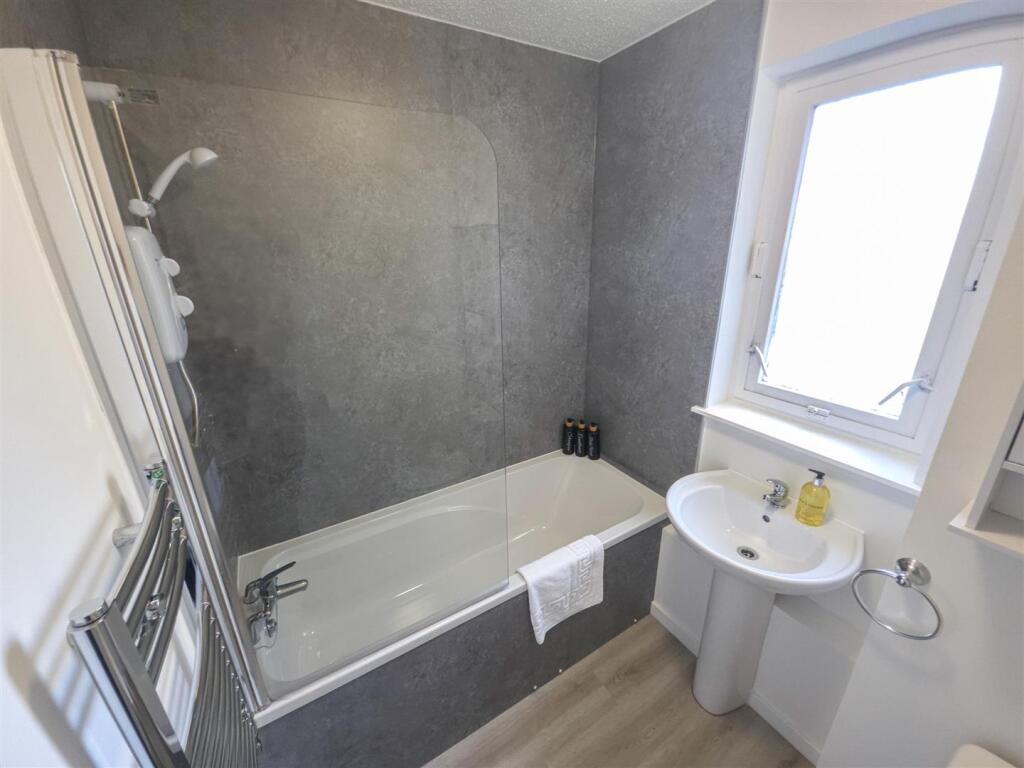 17 - Bathroom 3.jpeg