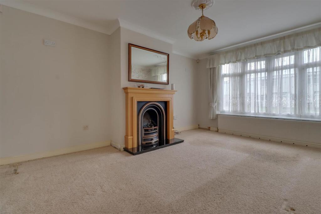 1 RETTENDON GARDENS-2.jpg