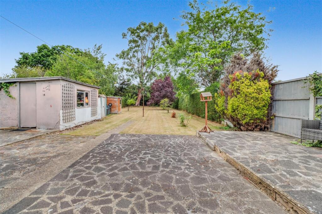 4 PAGE ROAD BOWERS GIFFORD.jpg