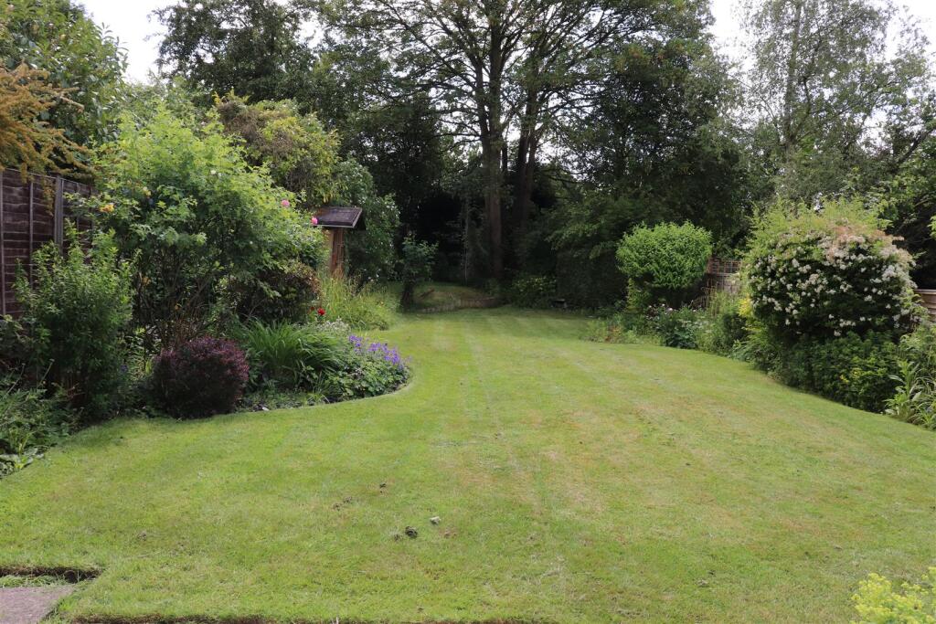 GOOD SIZED REAR GARDEN