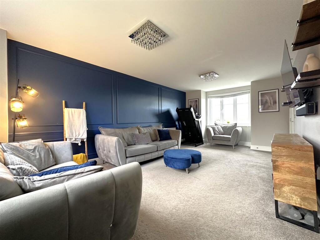Spacious Dual-Aspect Living Room 841