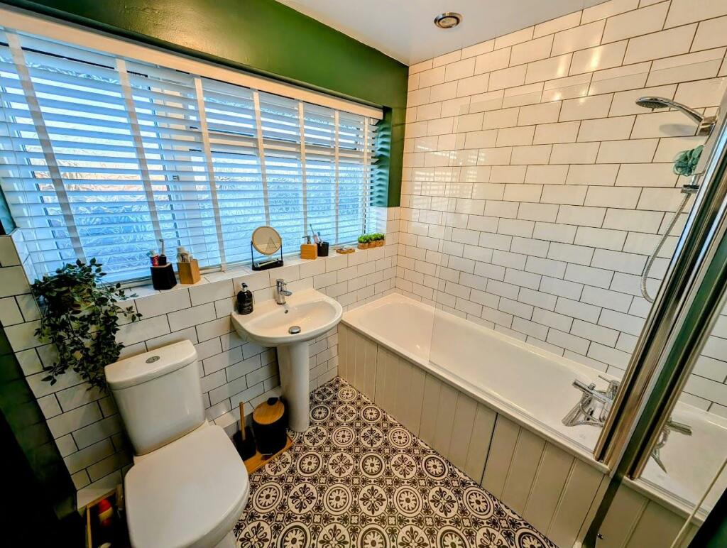 66 Merlin Way bathroom.jpg