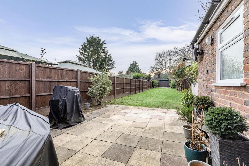 7 Cornwall Avenue, KT14 7EX - 8.jpg