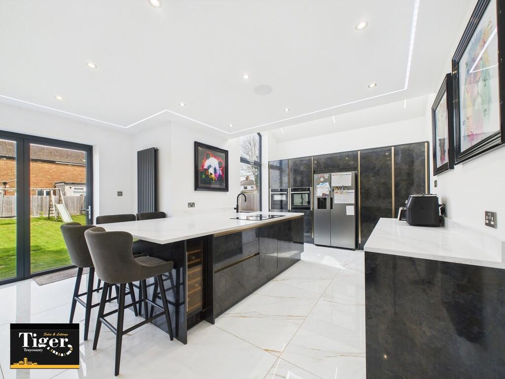 CAM02176G0-PR0559...