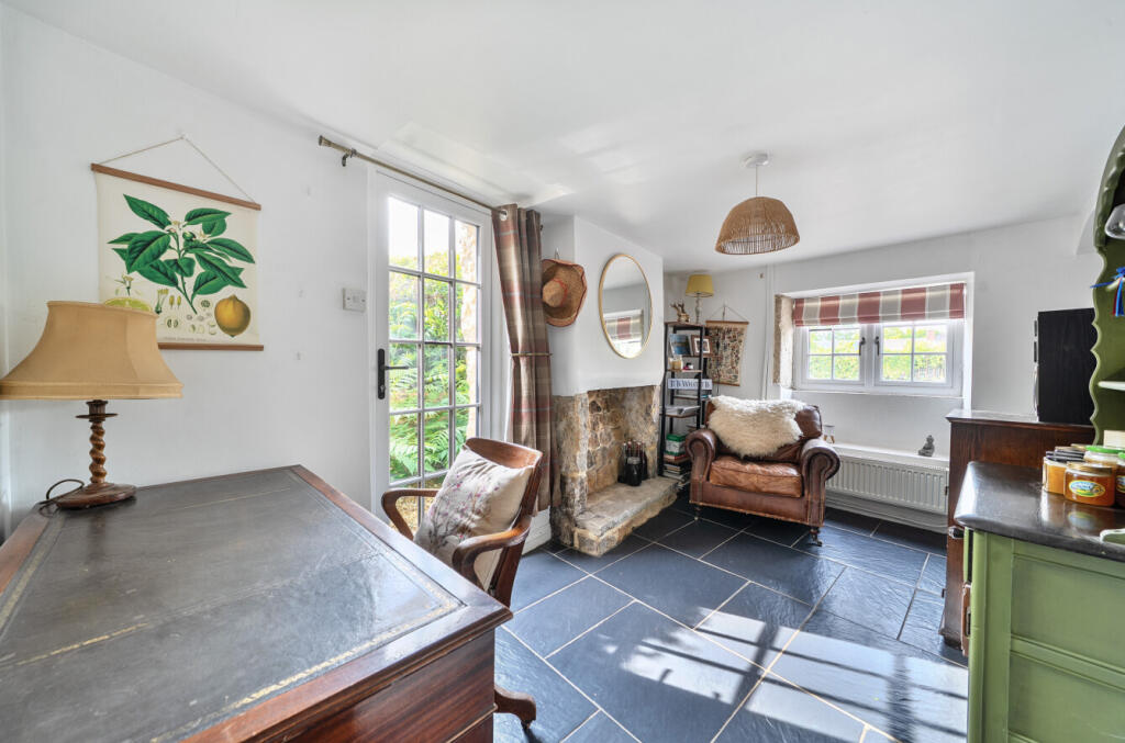 1327279-3-687a79b...