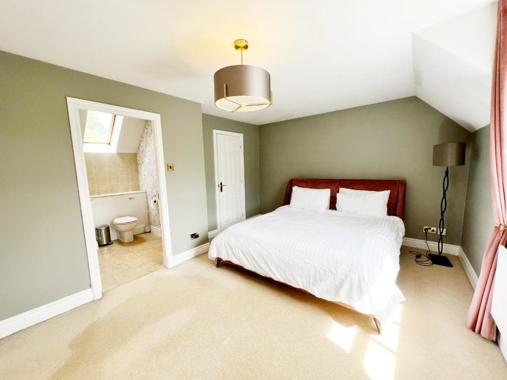 Bedroom 1 pic 2.jpg
