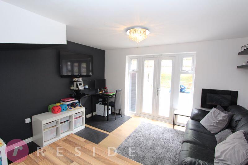 Lounge / Dining Area