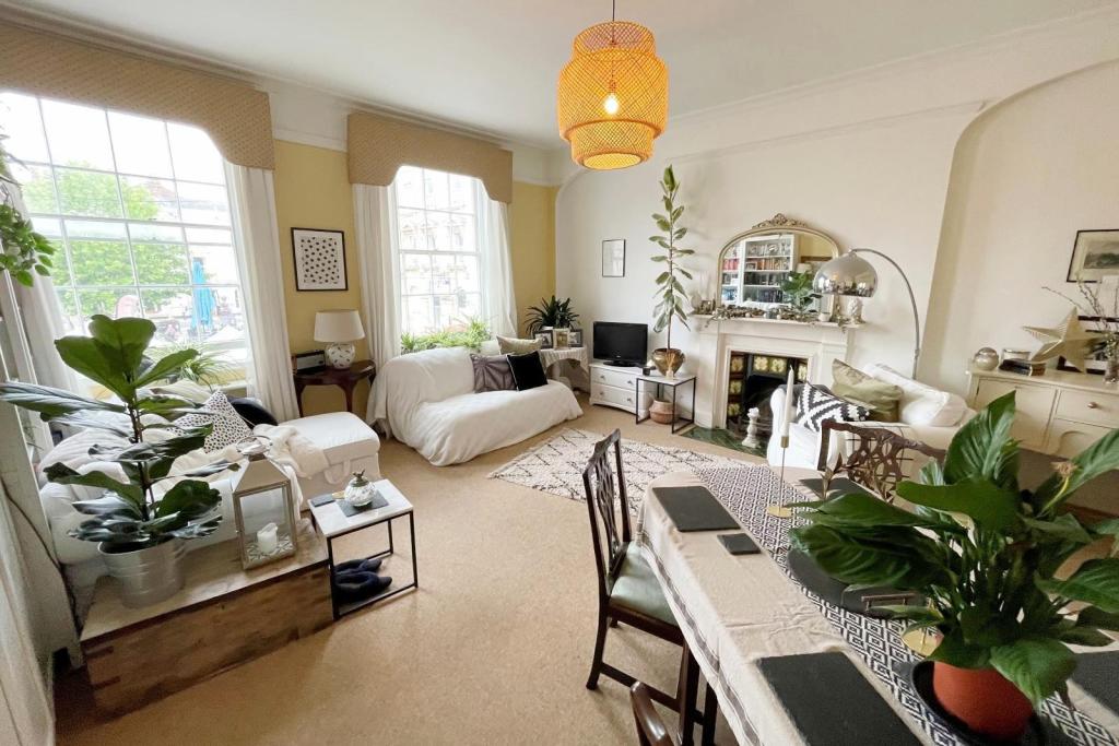 Sitting/Dining Room