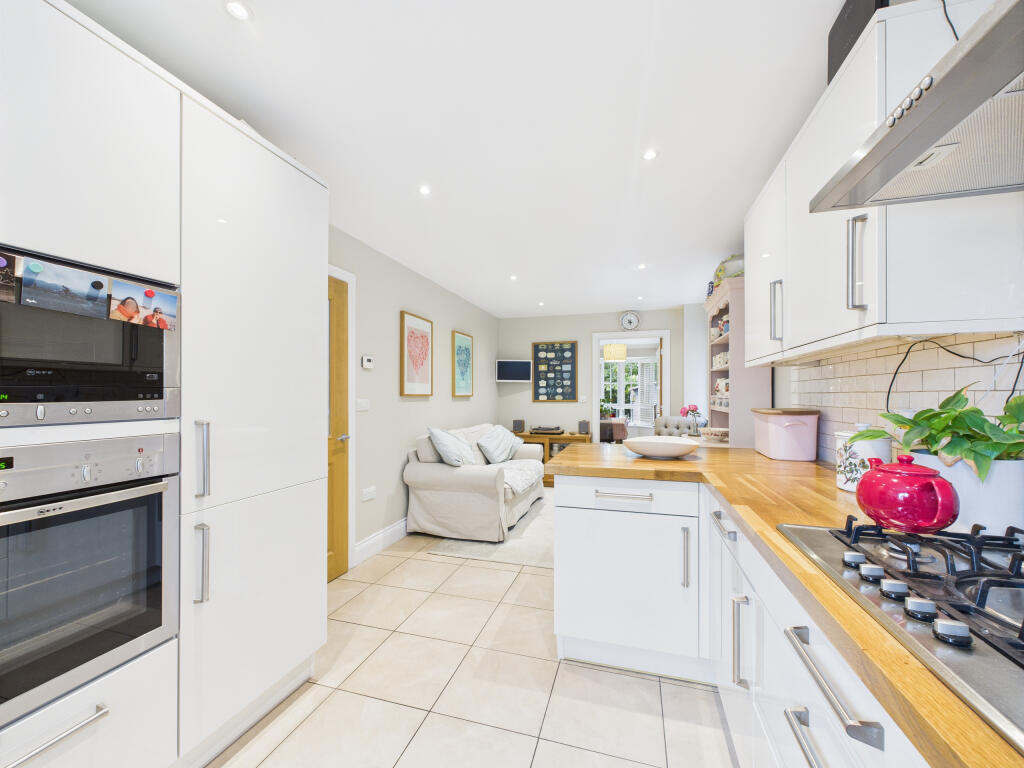 CAM02909G0-PR0439-STILL018