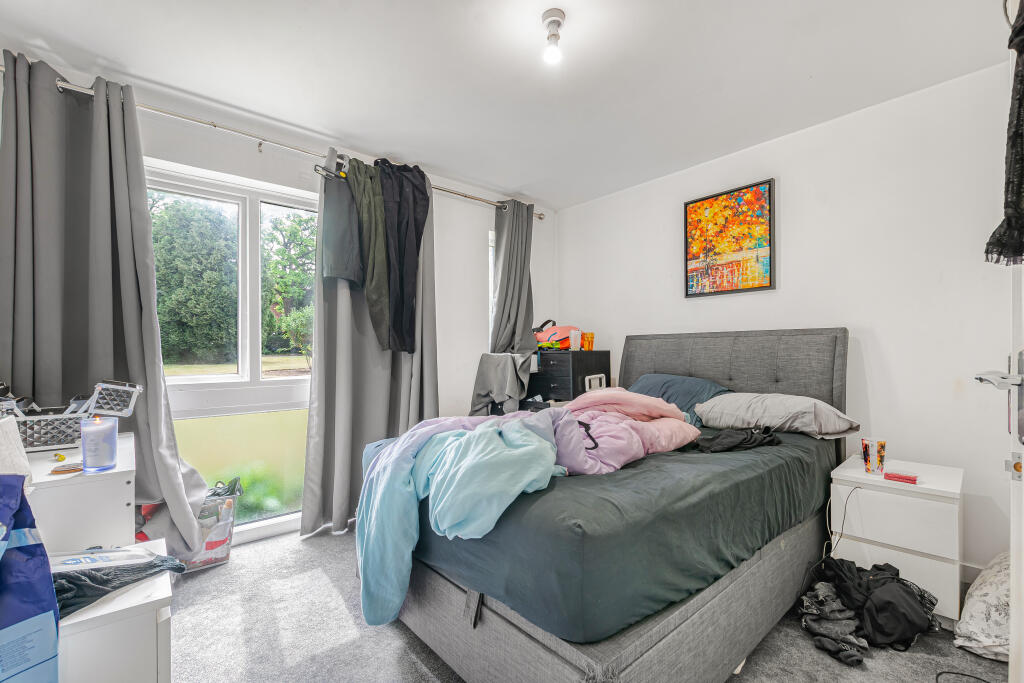 63 Brantwood Gardens, West Byfleet, Surrey, KT14 6BS