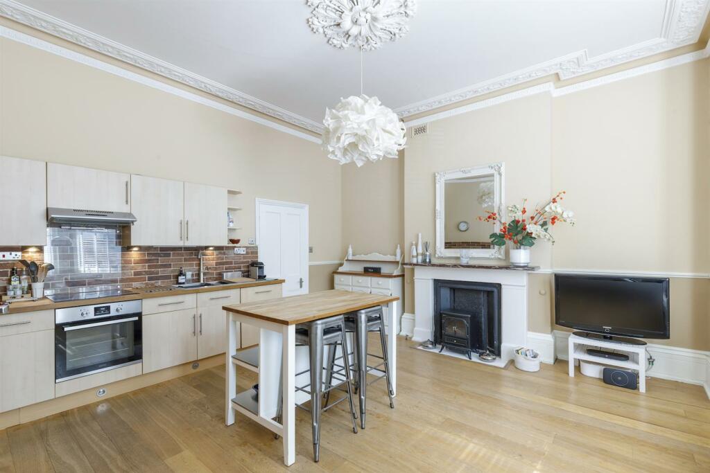 Lounge/Kitchen