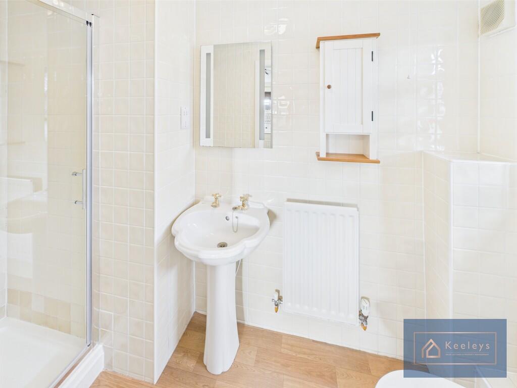 En-suite to bedro...