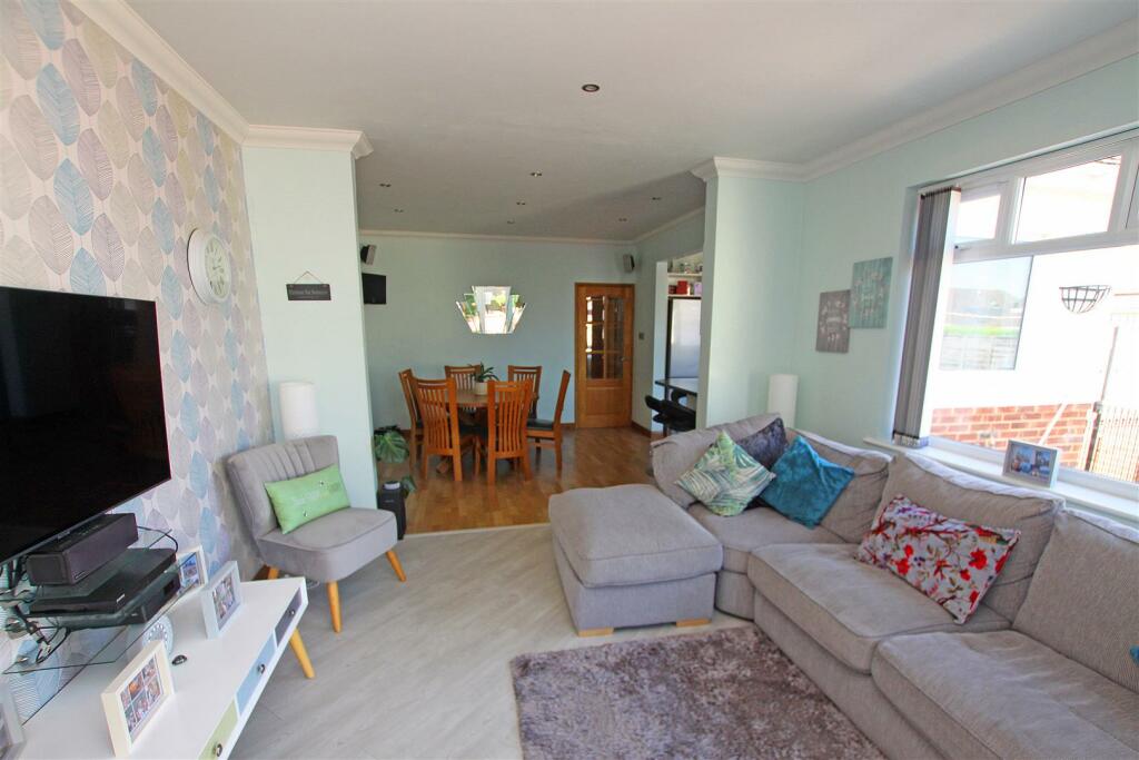 Living area 2.jpg