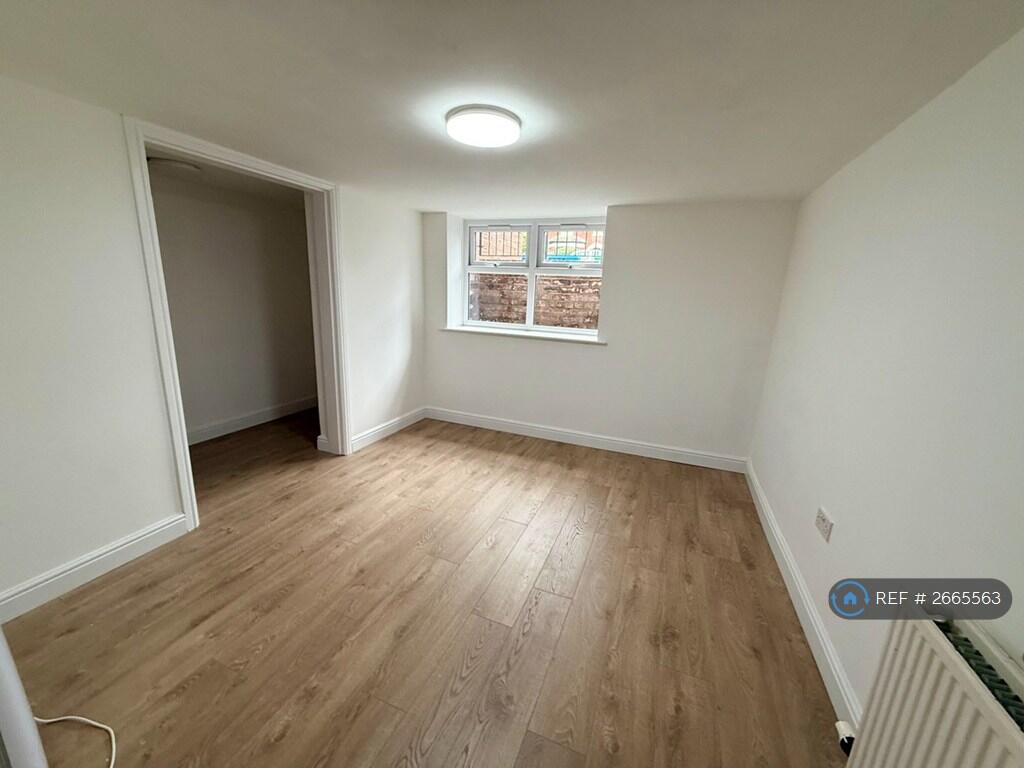 Bedroom 1 w/ Walk In Wardrobe