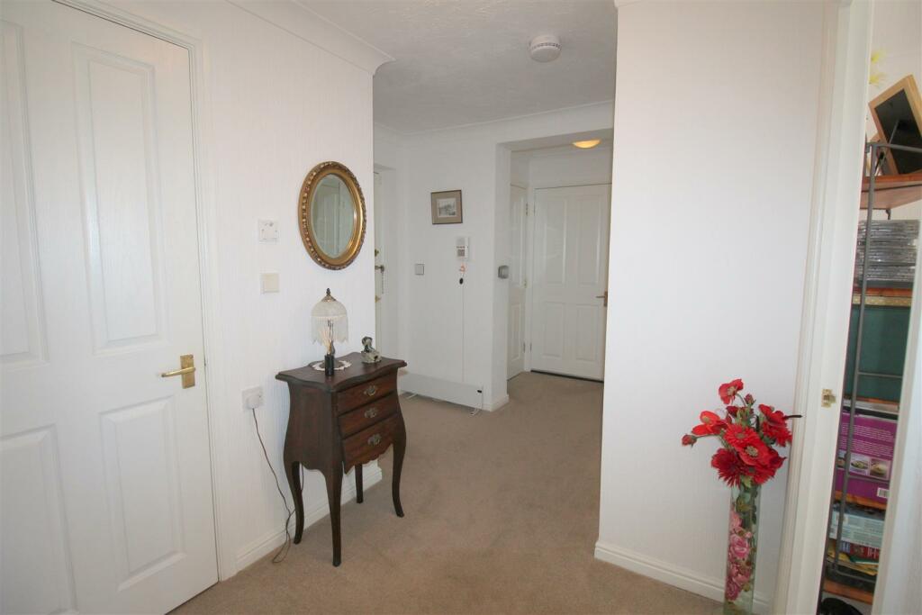 Lystra Court, 17 - Hallway.JPG