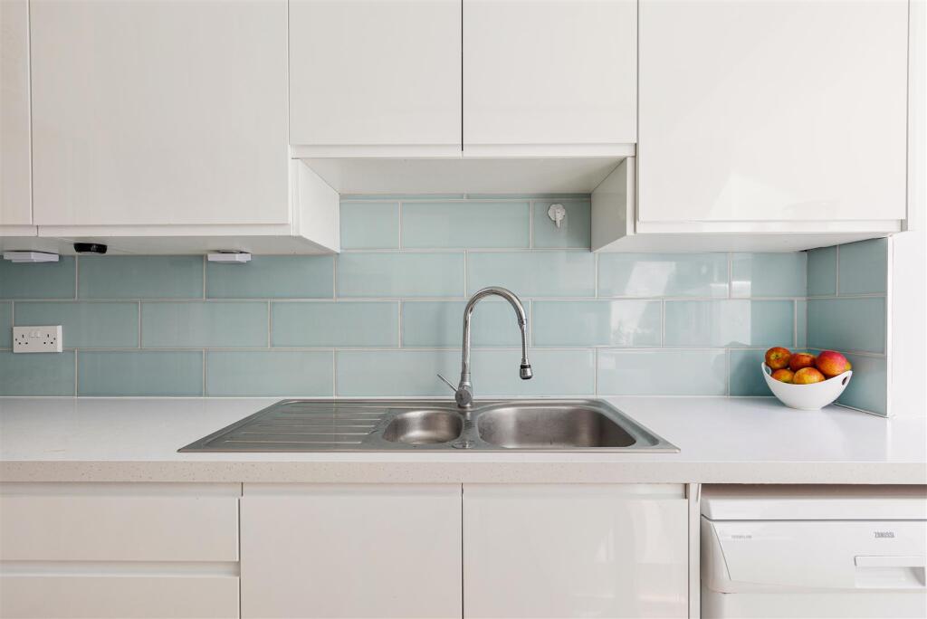 Larkshall Crescent E4