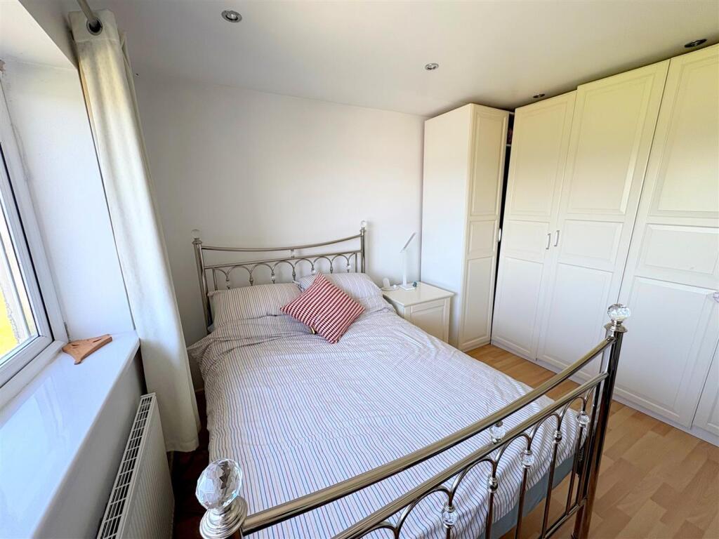 Bedroom 1b.jpg