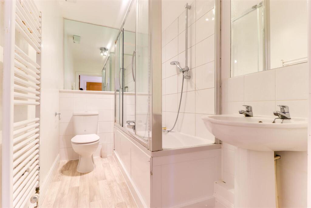 41. Bathroom.jpg
