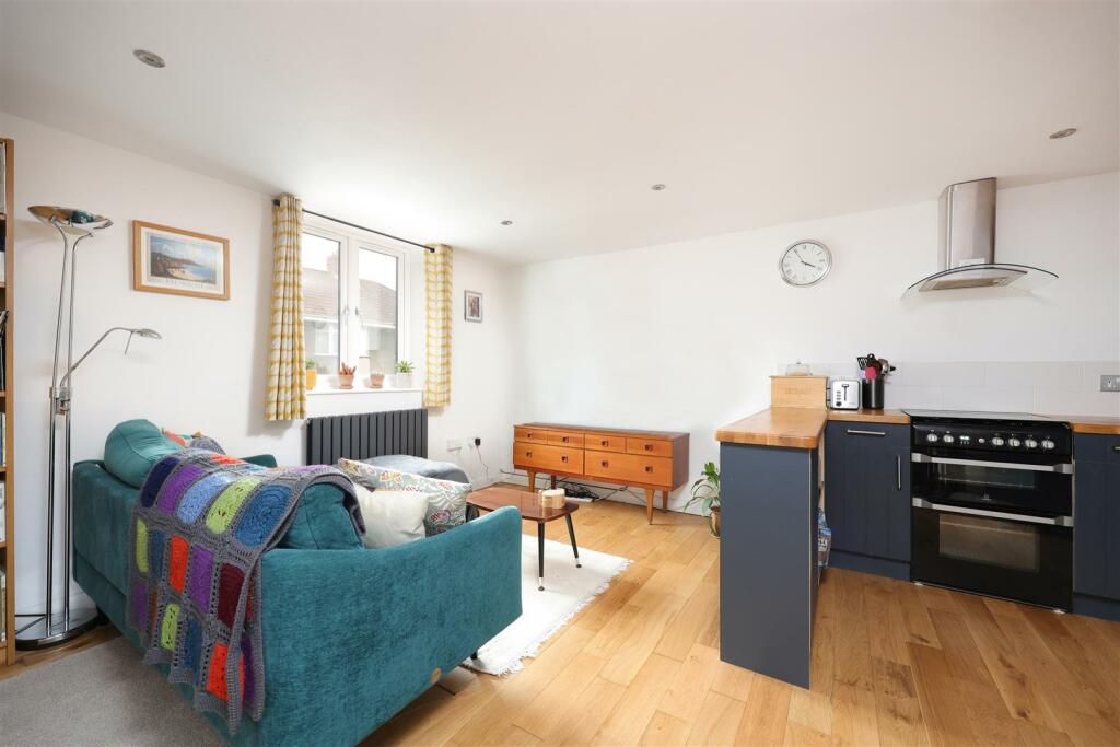 48 Brighton Crescent 3.jpg