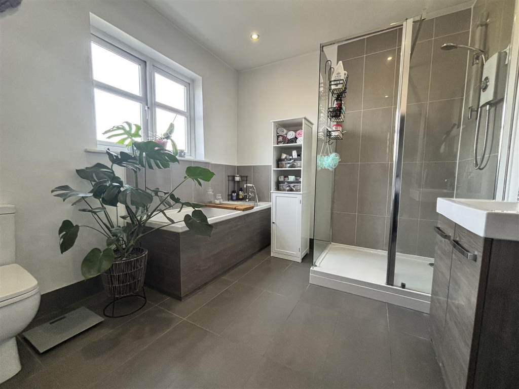 6 Avenue Road, Ashby