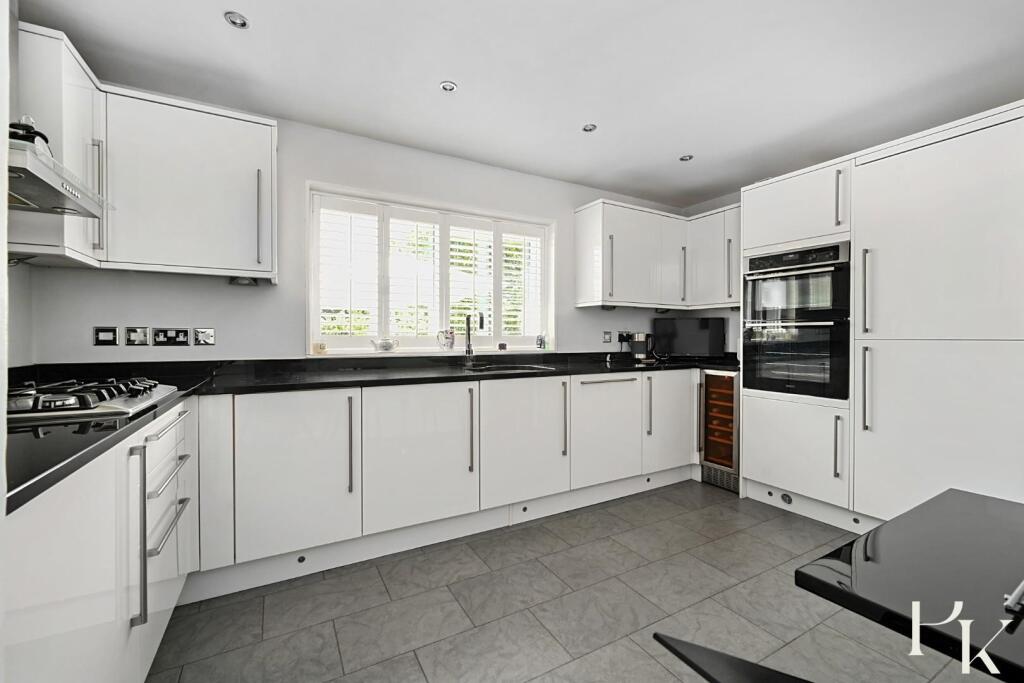 22 Hangleton Manor Close, BN3 (3).jpg