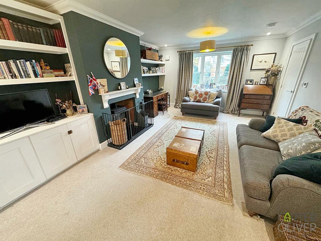 LOUNGE (FRONT)