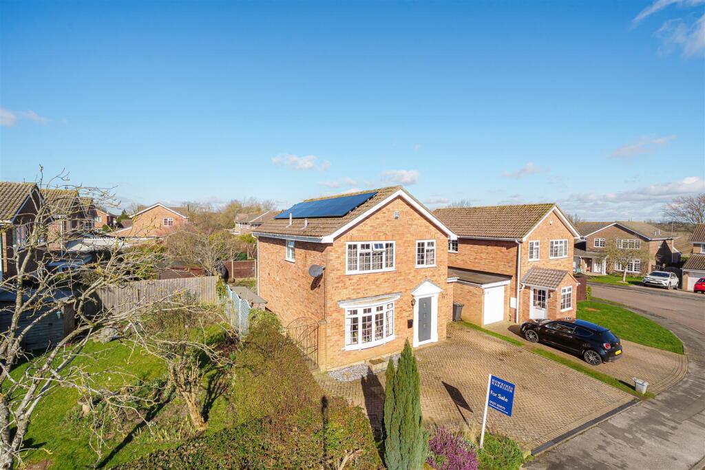 4 Calvert Close, Greens Norton (3) e.JPG