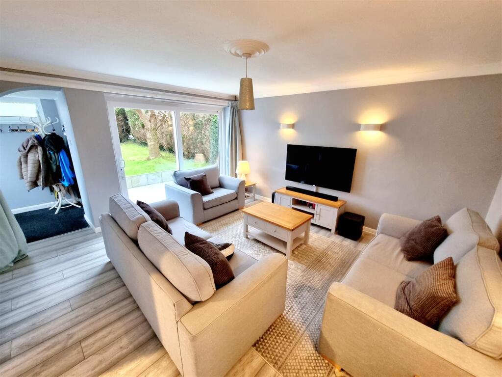 Sitting room 1.jpg